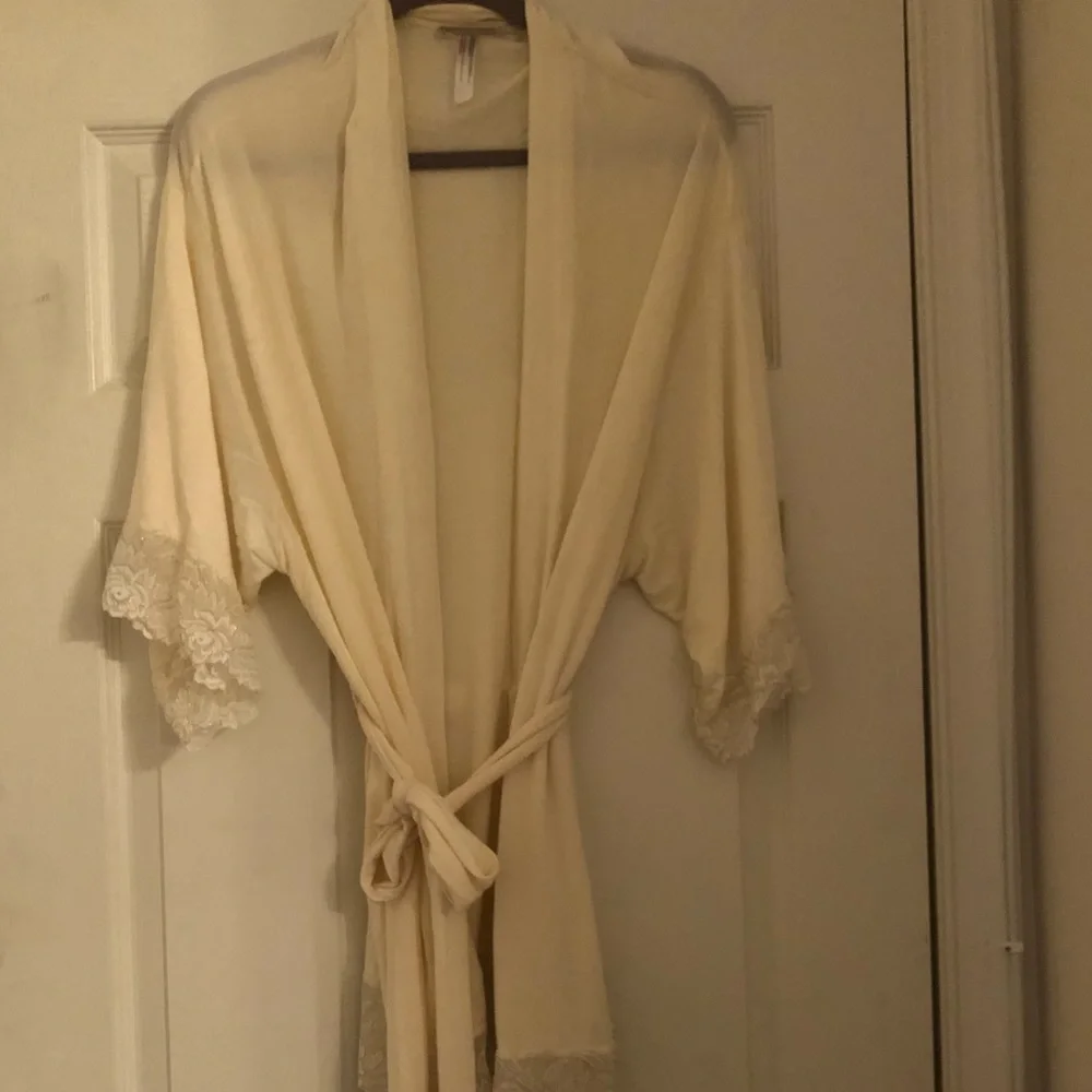 Flora Nikrooz Robe - Picture 1 of 3